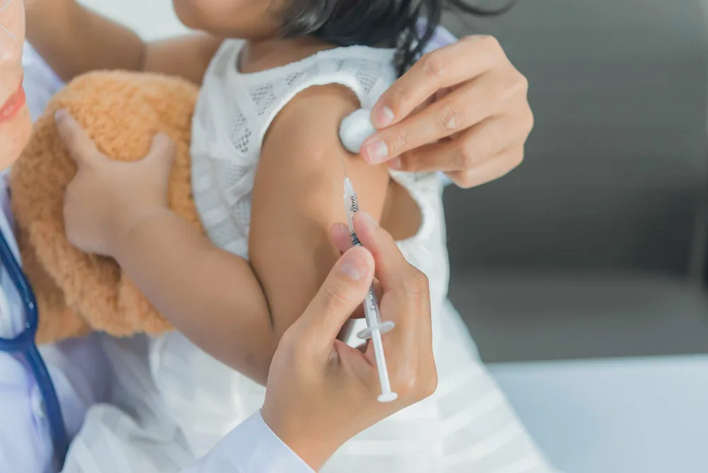 Aplicación de vacunas para niños y adultos